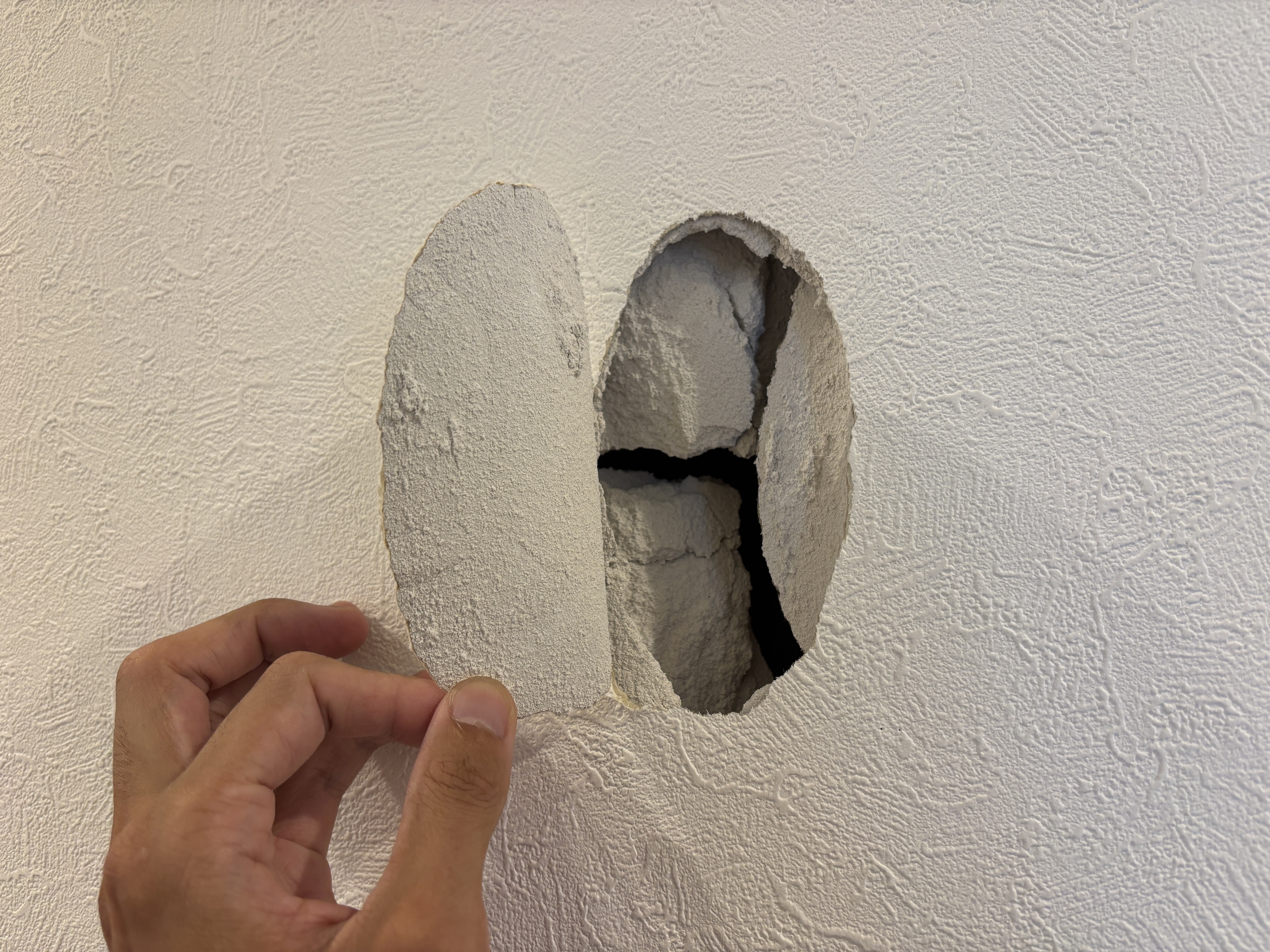 成田市：壁穴リペア